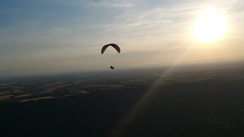 Parapente au crépuscule