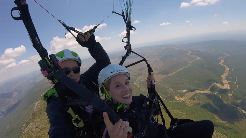 Parapente au-dessus des paysages