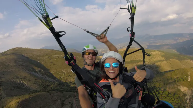 Parapente en tandem au-dessus des montagnes